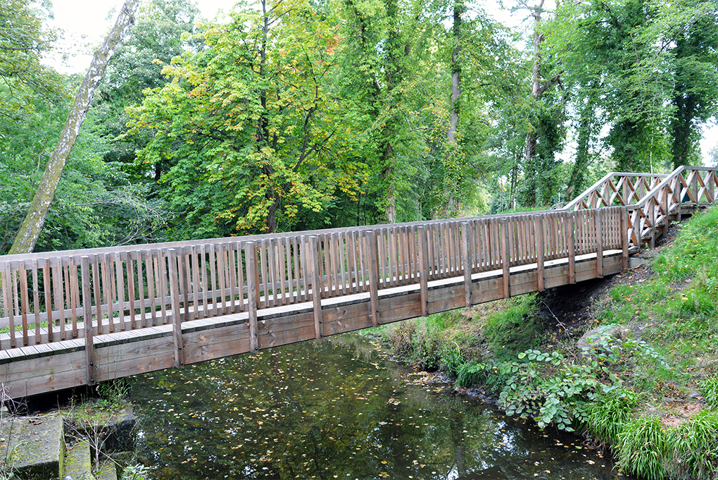 Beaver Bridges steel and timber footbridge Rouken Glen